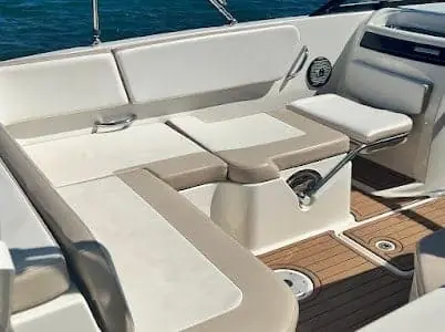 Zone de proue avec sièges d'un bateau d'Infinity Charter