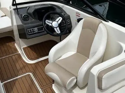 Poste de pilotage et siège du skipper d'un bateau d'Infinity Charter