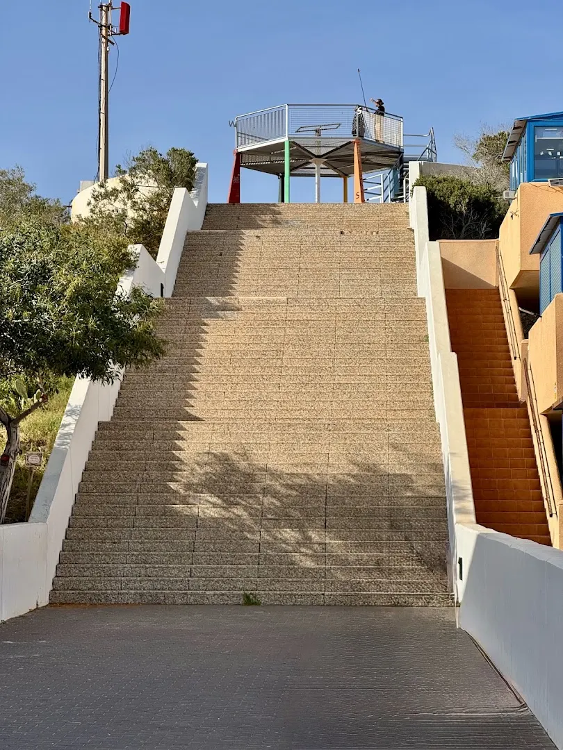 Zugangstreppe neben einem von Inmolena verwalteten Gebäude in La Manga
