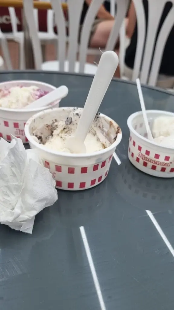 Pots de glace Jijonenca avec toppings sur une table