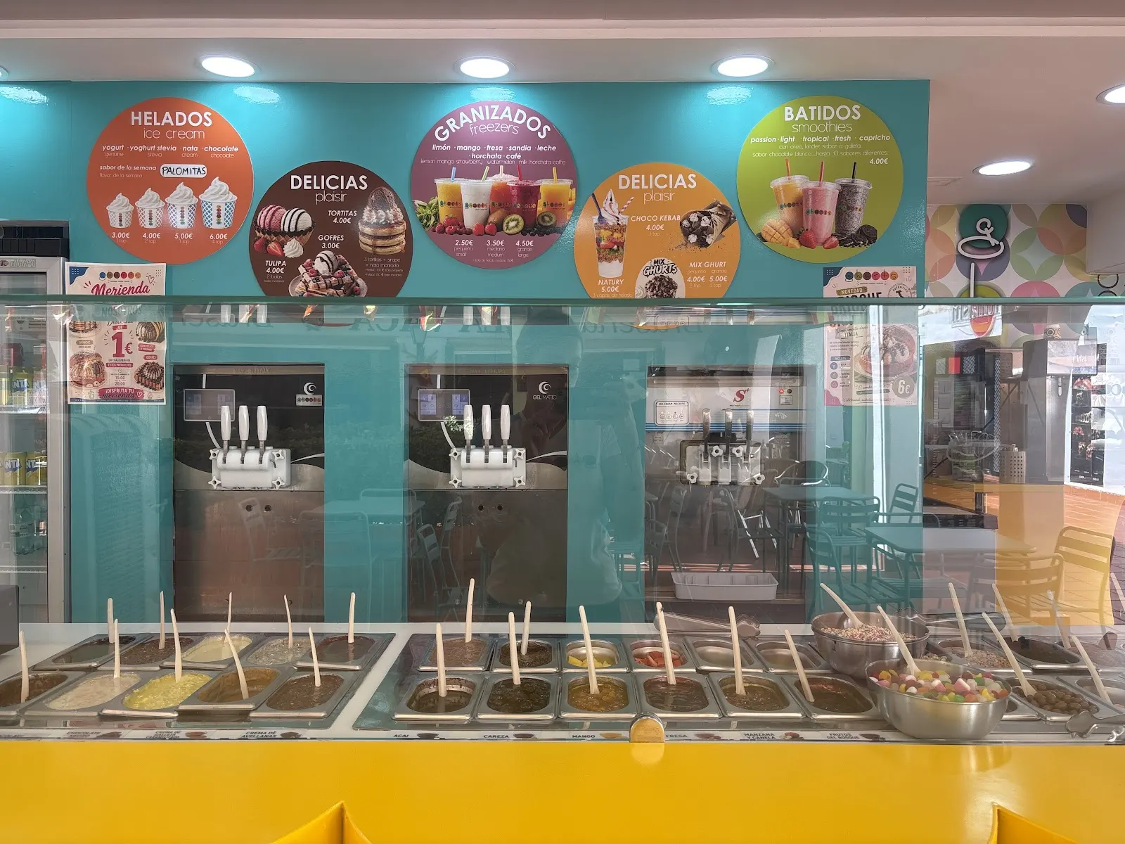 Vitrine de parfums et machines à yaourt glacé chez Ghurts