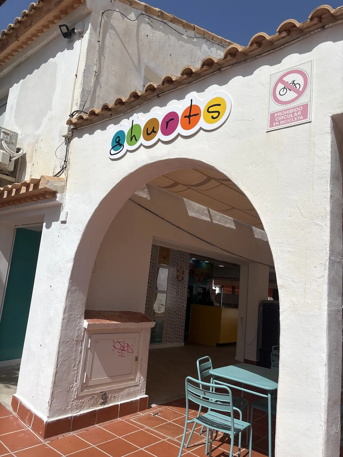 Entrée avec l'enseigne Ghurts sous une arche au Zoco Alcazaba de La Manga