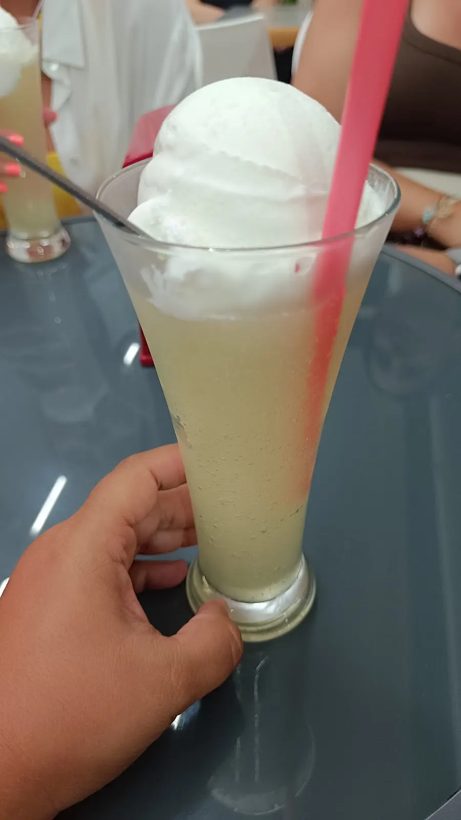 Zitronen-Granizado mit Eis bei Jijonenca