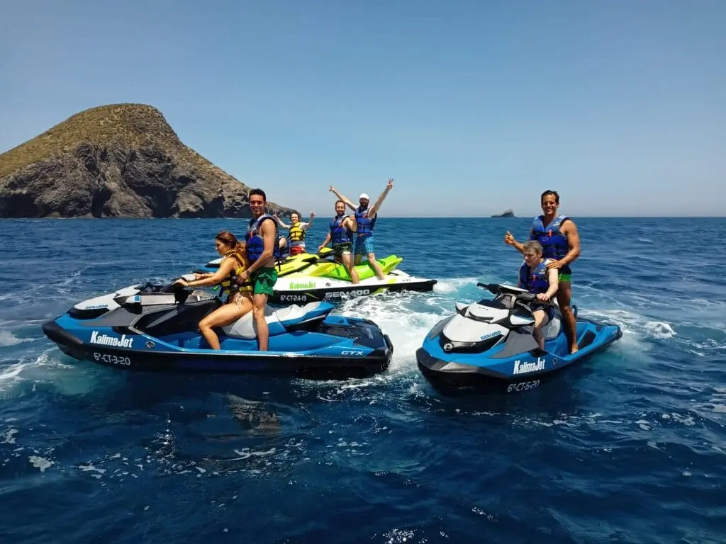 Groupe en jet-skis de KalimaJet près de l'Isla Grosa