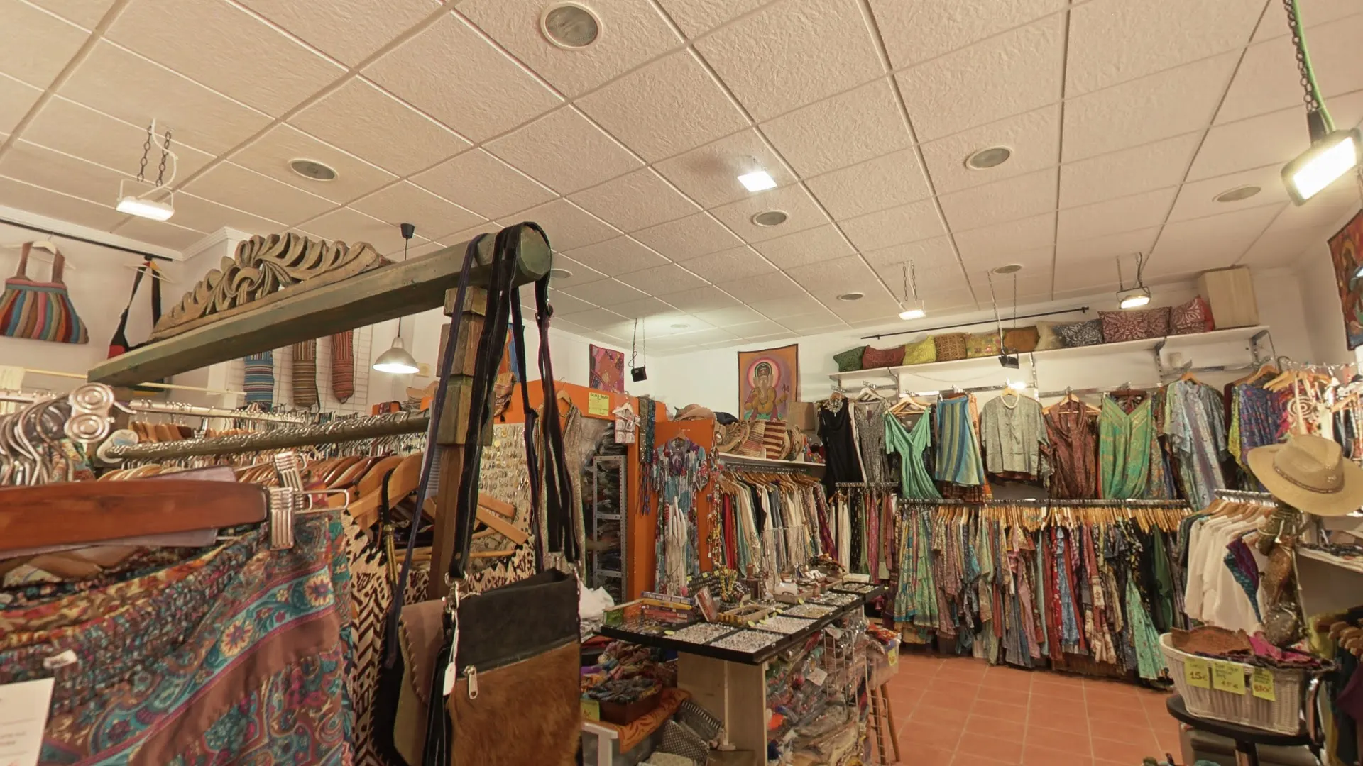 Schaufenster von Karnataka, Paseo de la Barra