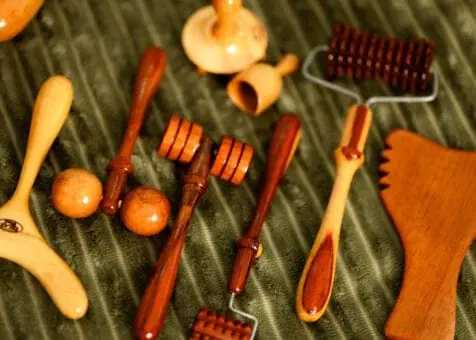 Ustensiles en bois pour le massage traditionnel à Kerala Experience
