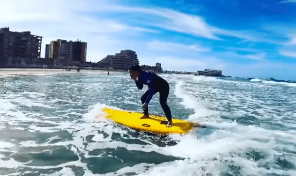 Windsurfer reitet mit einem Board von Kitecenter eine Welle