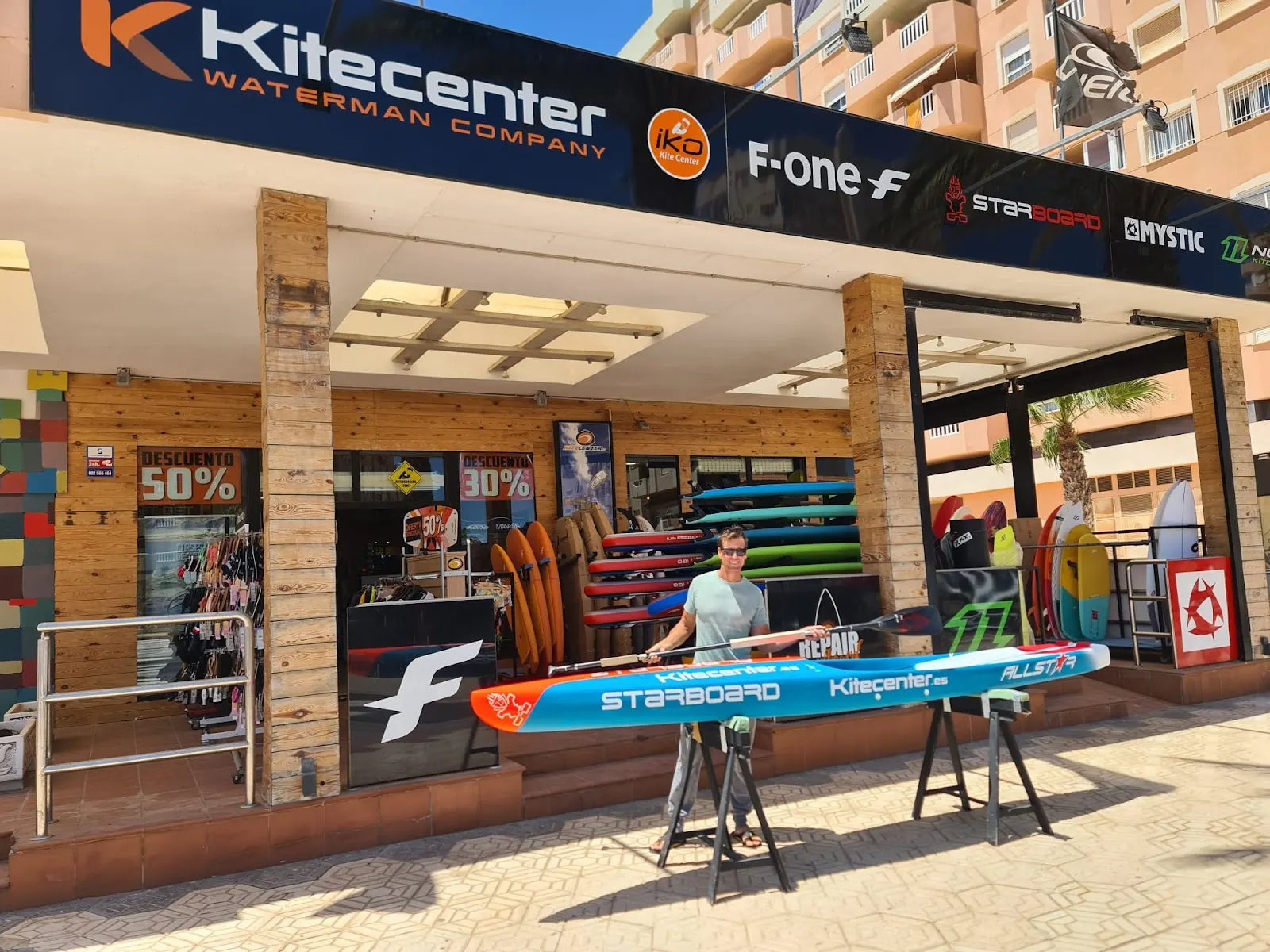 Fassade und Schaufenster des Geschäfts Kitecenter mit ausgestellten Boards