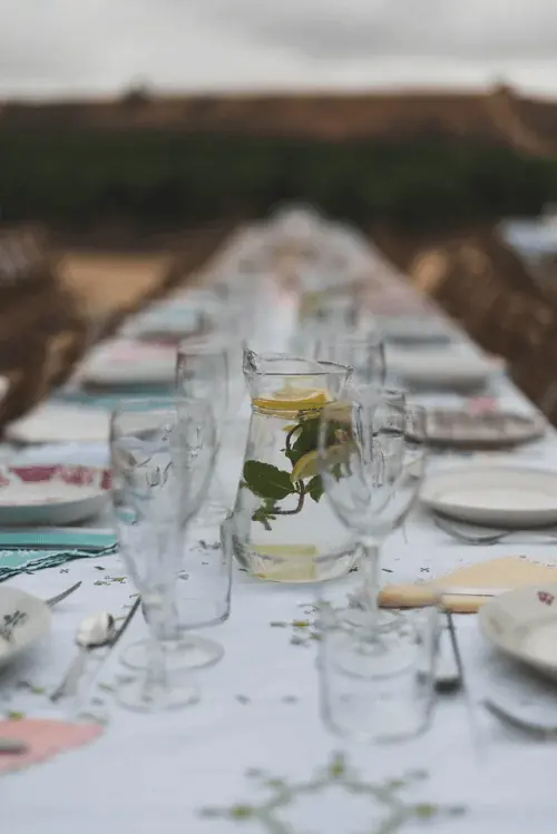 Lange Tafel, gedeckt für ein Pop-up-Dinner von La Birdie Catering am Mar Menor