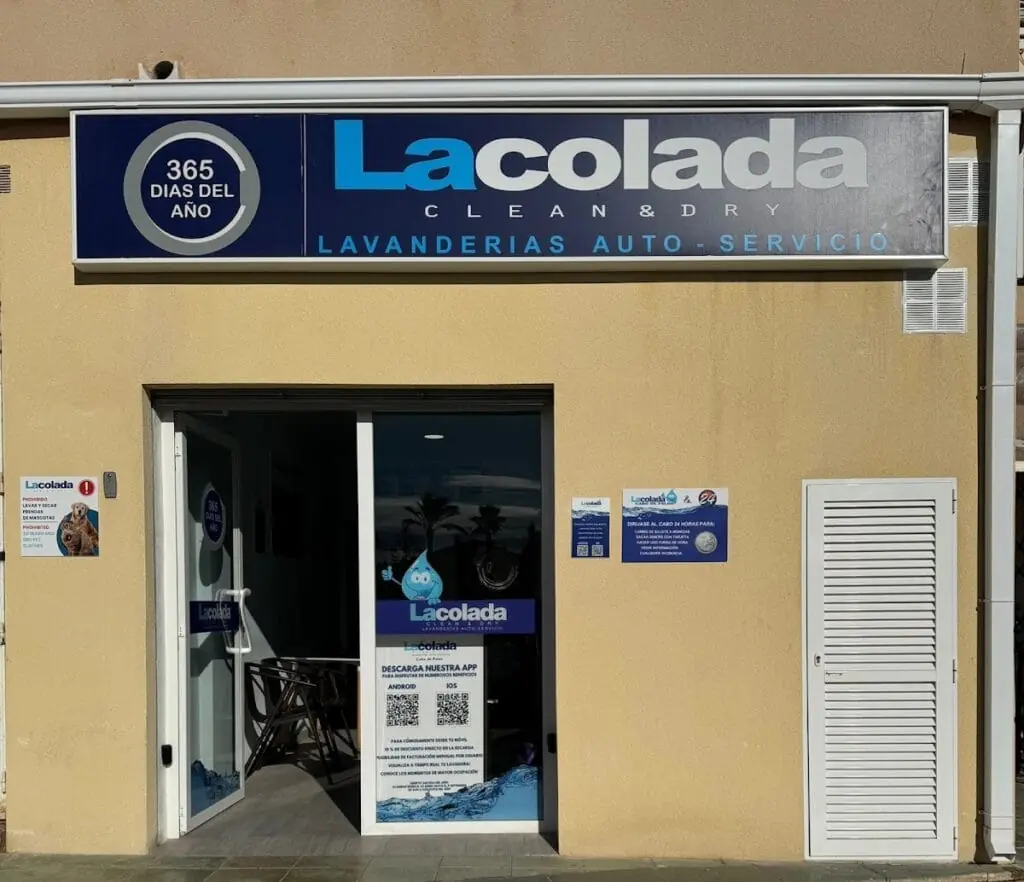 Fassade und Eingang von La Colada, Waschsalon mit Selbstbedienung in Cabo de Palos