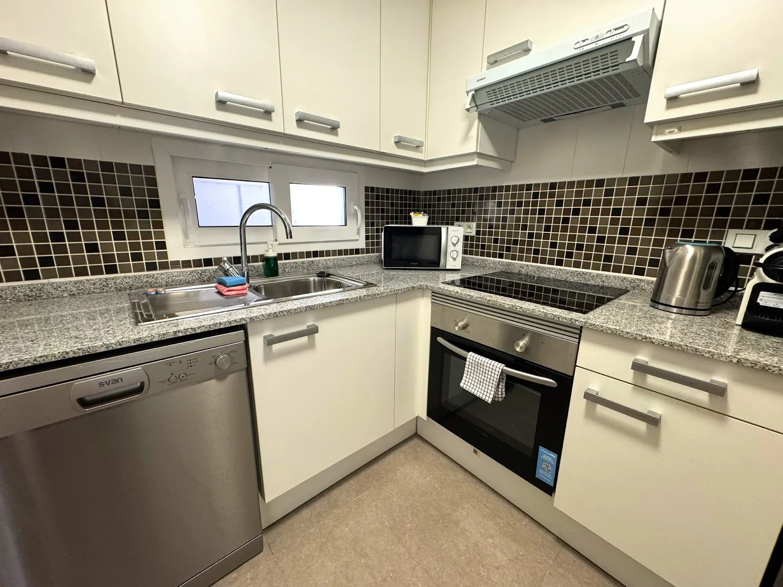 Equipped apartment kitchen with an oven, ceramic hob and dishwasher