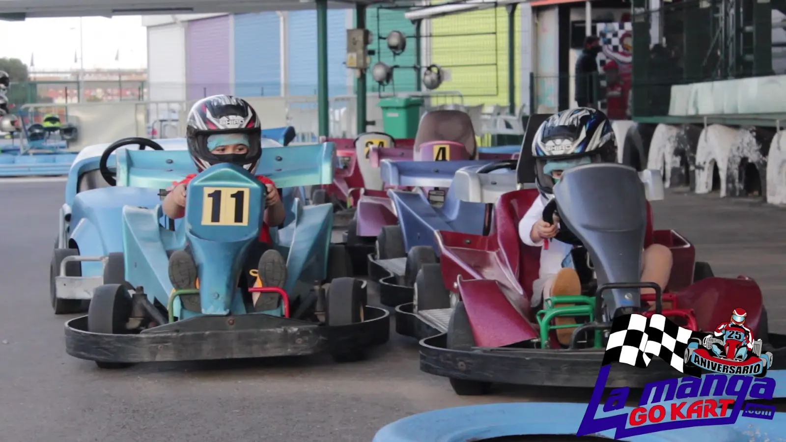 Start von zwei Kinderkarts in der Startaufstellung von La Manga Gokart