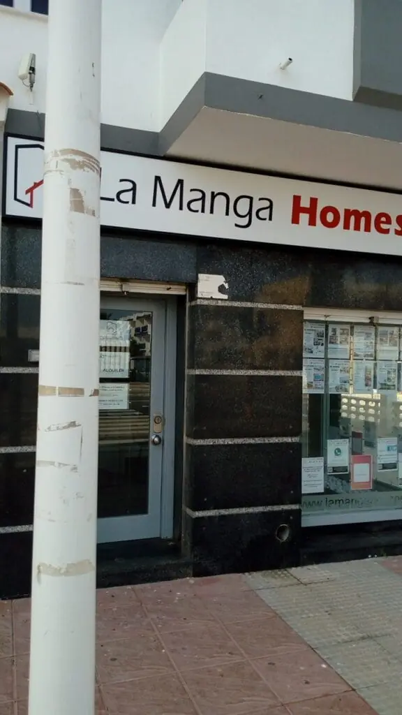 Schild von La Manga Homes an der Fassade des Immobilienbüros