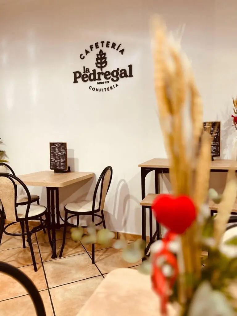 Vitrine de viennoiseries et pâtisseries de La Pedregal, Los Urrutias