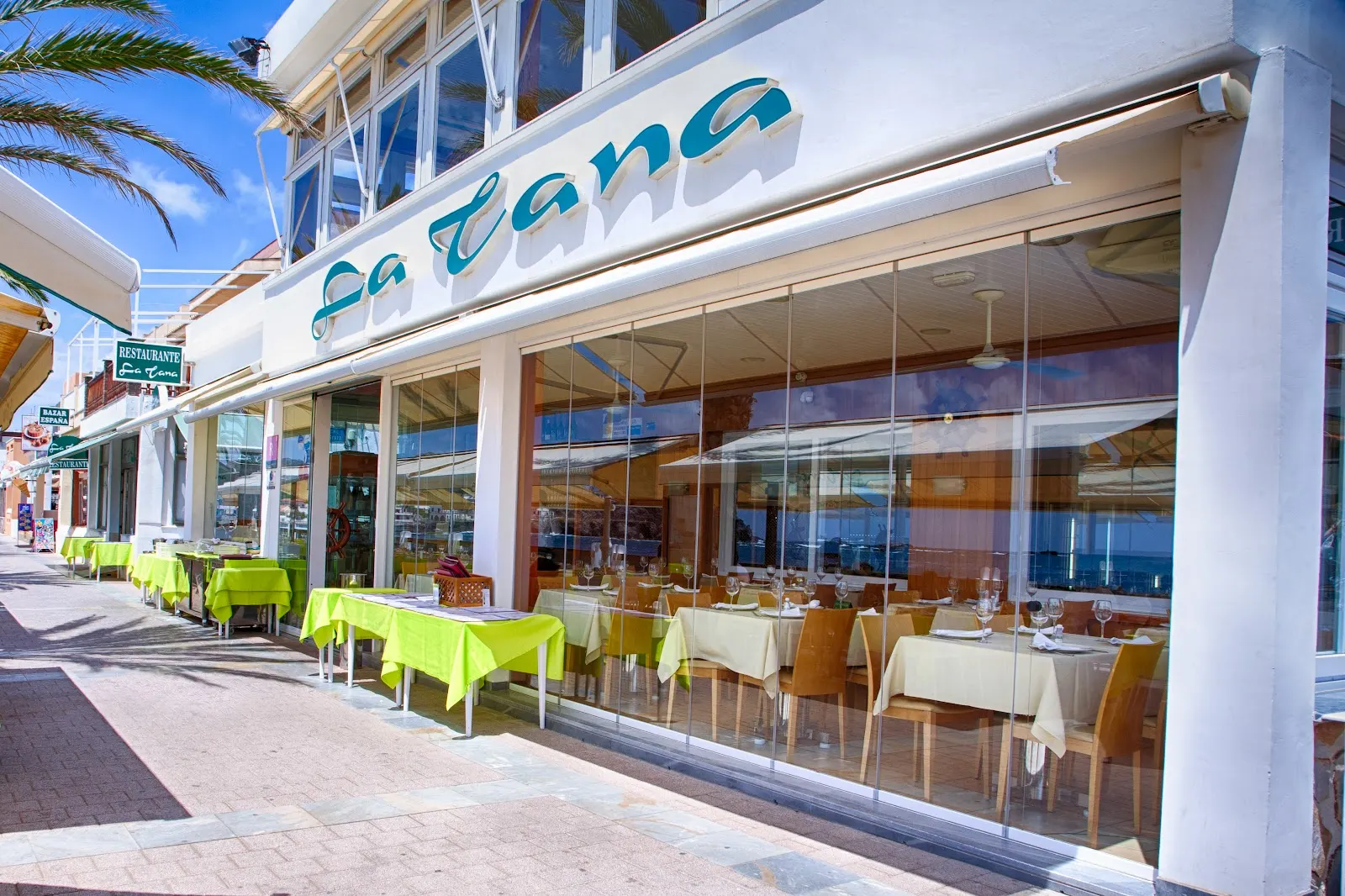 Exterior of Restaurante La Tana on Paseo del Faro