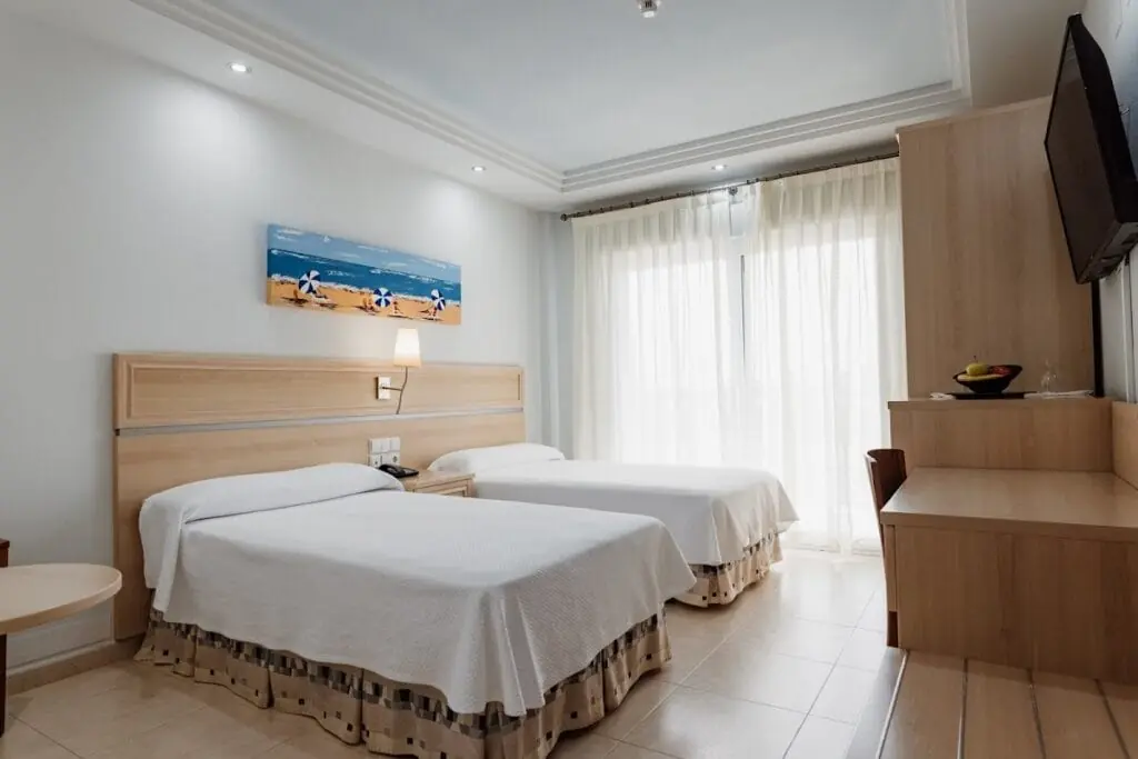 Double room at Las Gaviotas Hotel, km 2 of La Manga