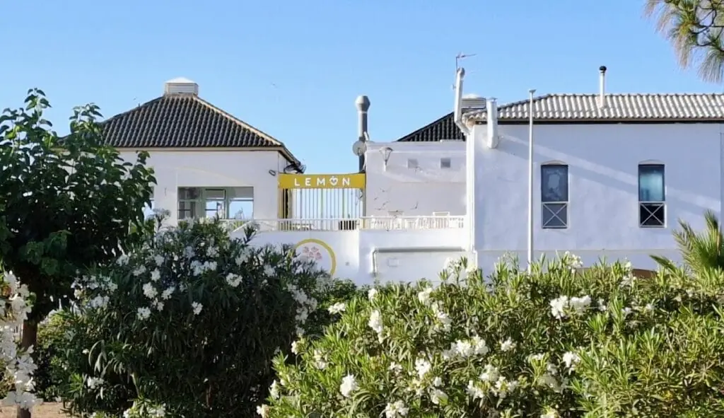 Fassade von Lemon, Pub in der Nähe des Centro Comercial Las Dunas, Cabo de Palos