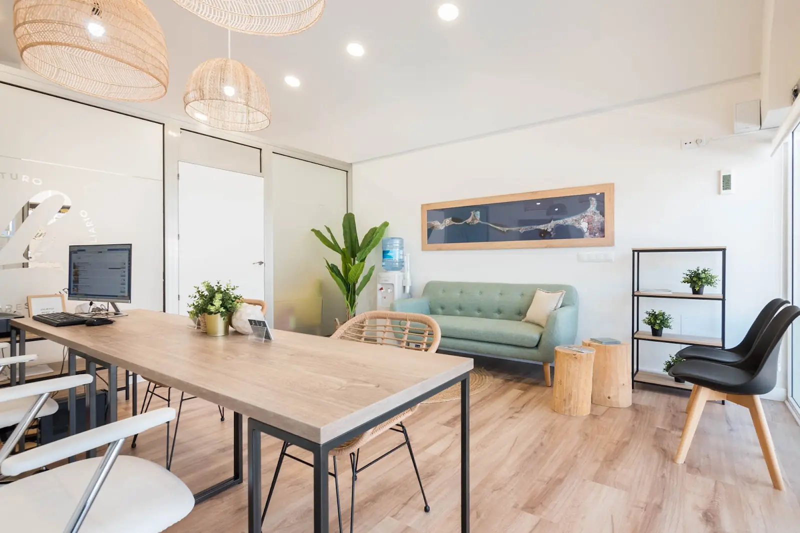Innenraum des Büros von Linares Grupo Inmobiliario, mit einer Karte von La Manga an der Wand