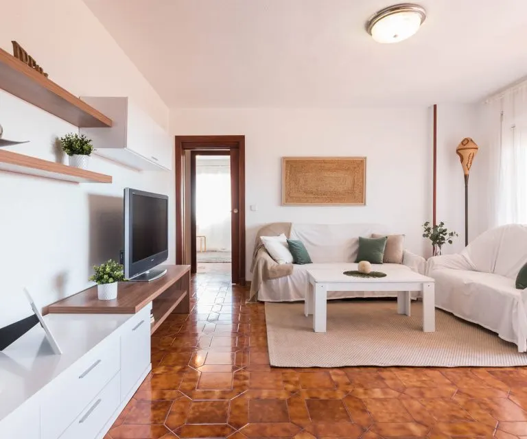 Schaufenster von Linares Grupo Inmobiliario mit Immobilien zum Verkauf