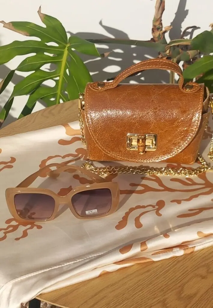 Handtasche und Sonnenbrille im Verkauf bei Long Island