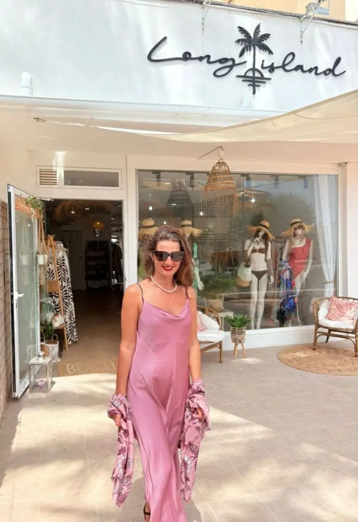 Schaufenster und Eingang von Long Island mit einem Model im Kleid