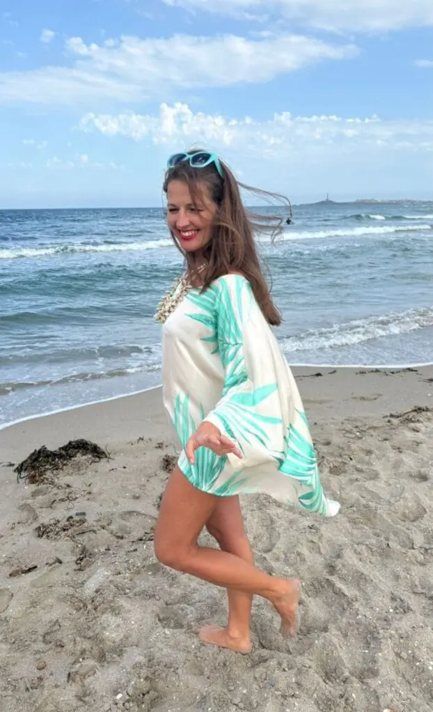 Model am Strand mit einem Teil von Long Island