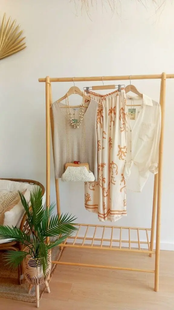 Kleidung und Accessoires an einer Kleiderstange bei Long Island