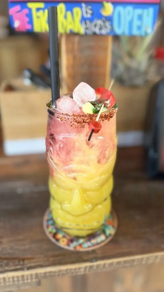 Cocktail tiki coloré servi au Mahuka Tiki Bar