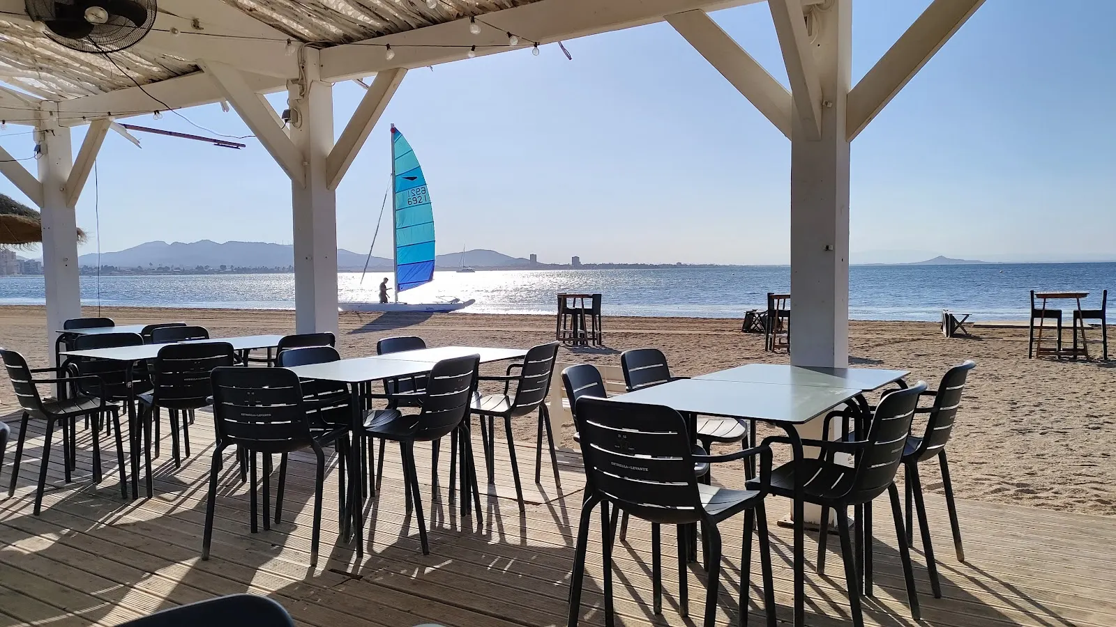 Stimmung in der Strandbar Maldito Vecino an der Playa de los Alemanes
