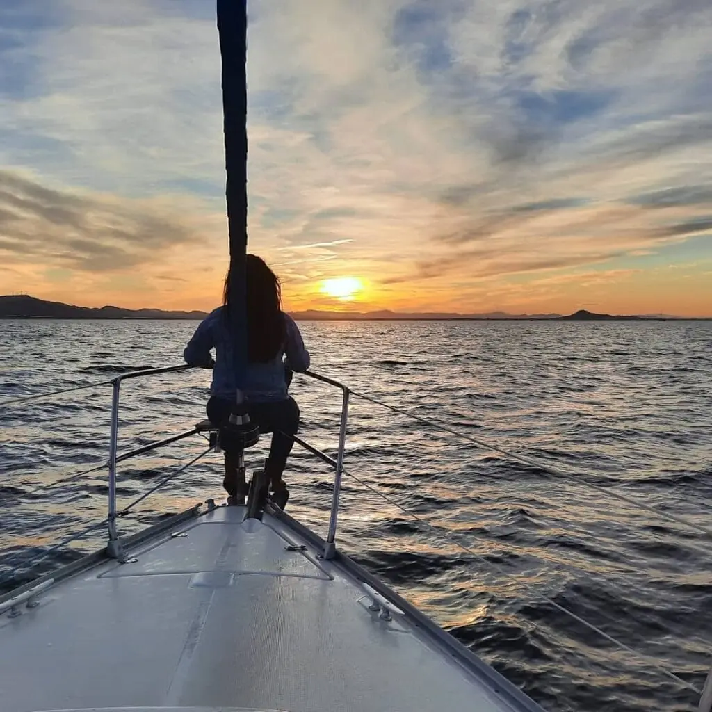 Carré du voilier de MAR MENOR CHARTER