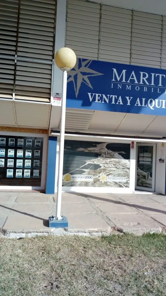 Fassade des Büros von Marítima Inmobiliaria in Cabo de Palos, mit dem Schild für Verkauf und Vermietung