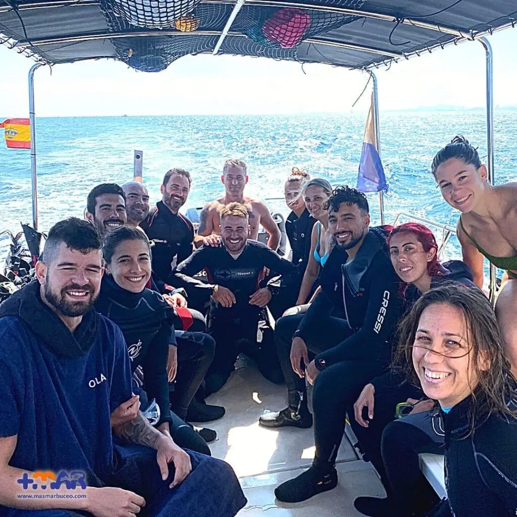 Group of Más Mar Buceo divers aboard the boat after a dive