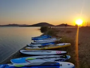 SUP-Boards aufgereiht am Ufer bei Sonnenuntergang, Maskite