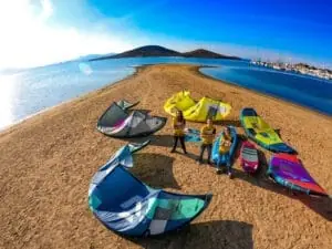 Gruppe mit Kitesurf-Ausrüstung am Strand von Maskite