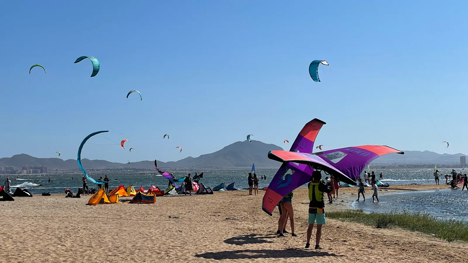 Kitesurfer auf dem Mar Menor, nahe der Schule Maskite