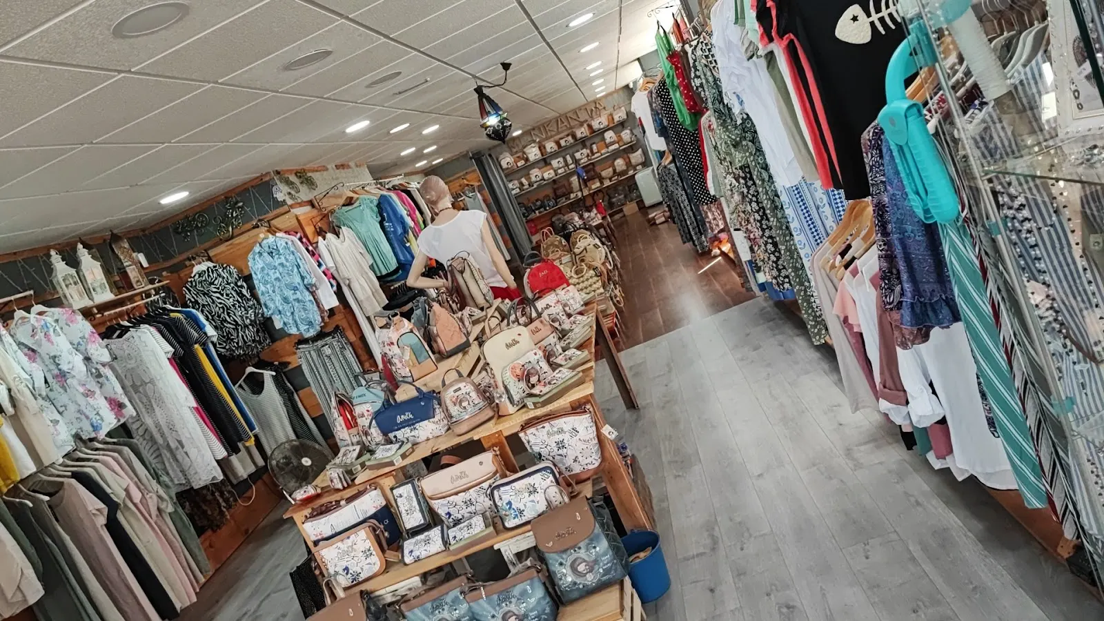 Schaufenster von MenKantA TiendaS, Puerto Bello