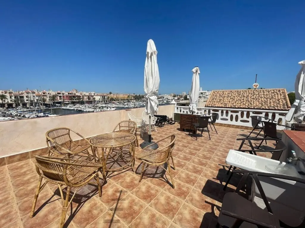 Sonnenterrasse mit Hafenblick bei Mero Habitaciones in Cabo de Palos