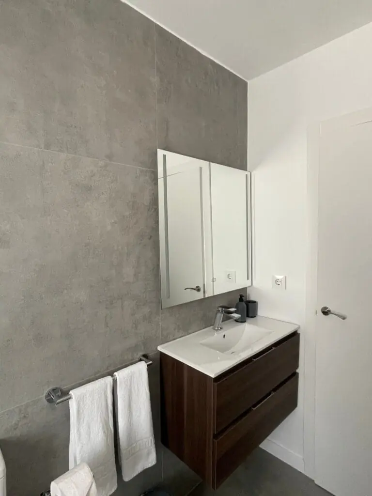 Salle de bains avec meuble vasque dans un appartement de Mintaka Homes