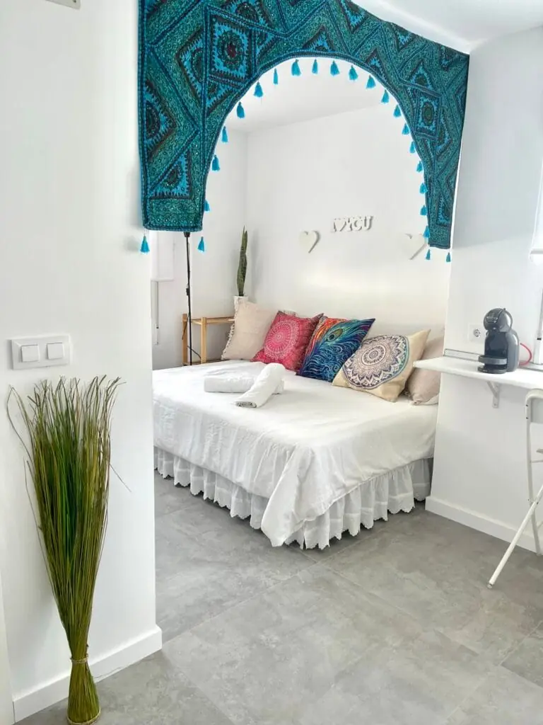 Chambre avec tête de lit décorée dans l'appartement Levante à Mintaka Homes