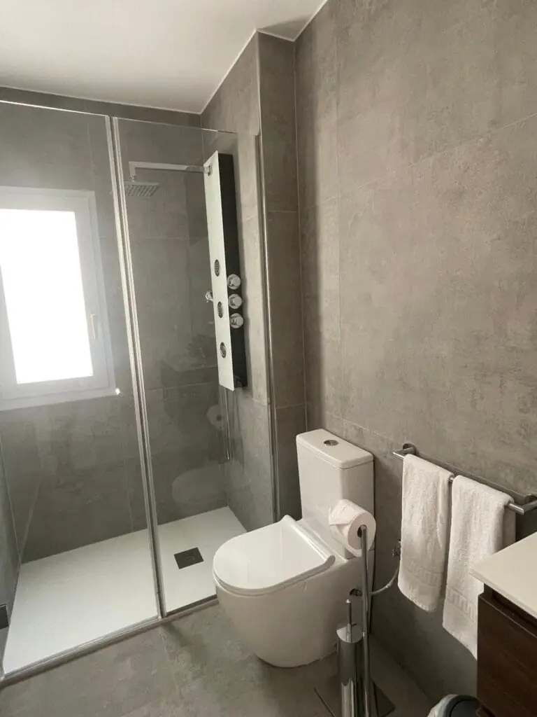 Douche et toilettes dans un appartement de Mintaka Homes