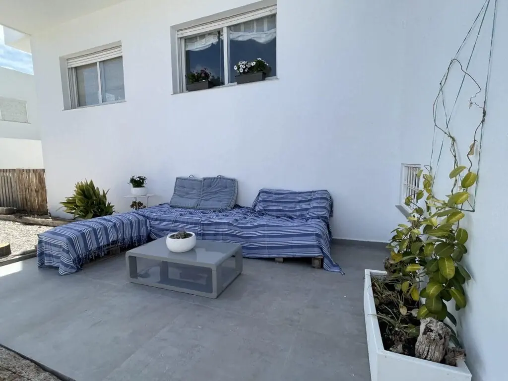 Coin salon extérieur dans le jardin de Mintaka Homes