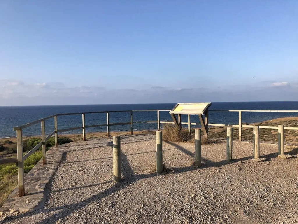 Belvédère avec garde-corps en bois et panneau d'information au-dessus de la mer, à Calblanque