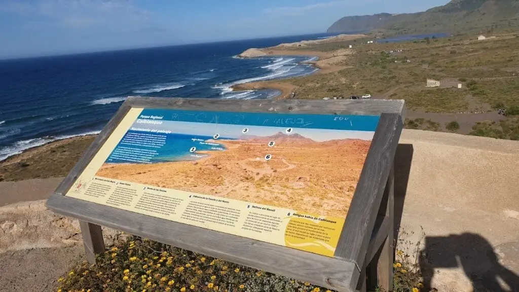 Panneau d'information du Parc régional de Calblanque près de la côte