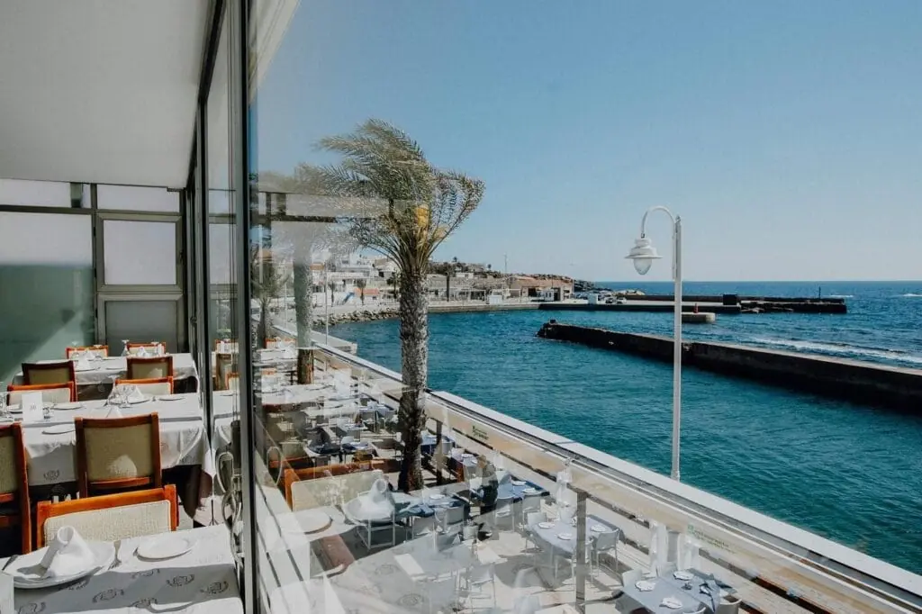 Speiseraum des Restaurante Miramar mit Meerblick