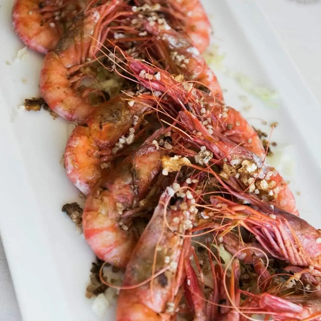 Rote Garnelen im Restaurante Miramar serviert