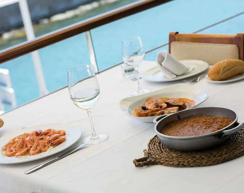 Tisch mit Blick auf den Hafen im Restaurante Miramar