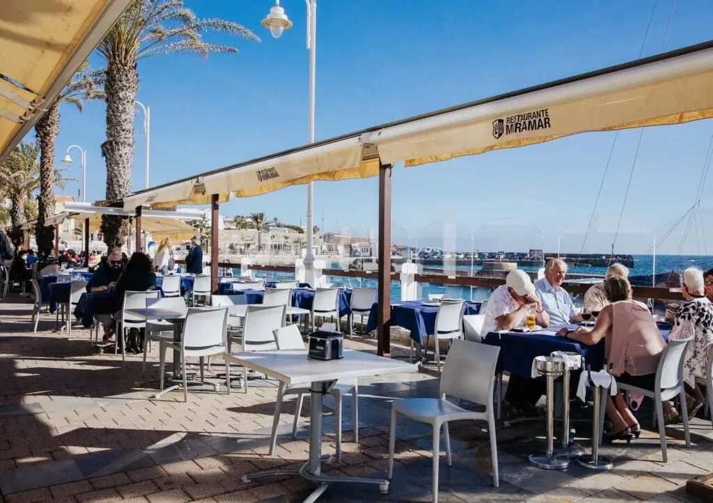 Terrasse des Restaurante Miramar gegenüber dem Hafen von Cabo de Palos