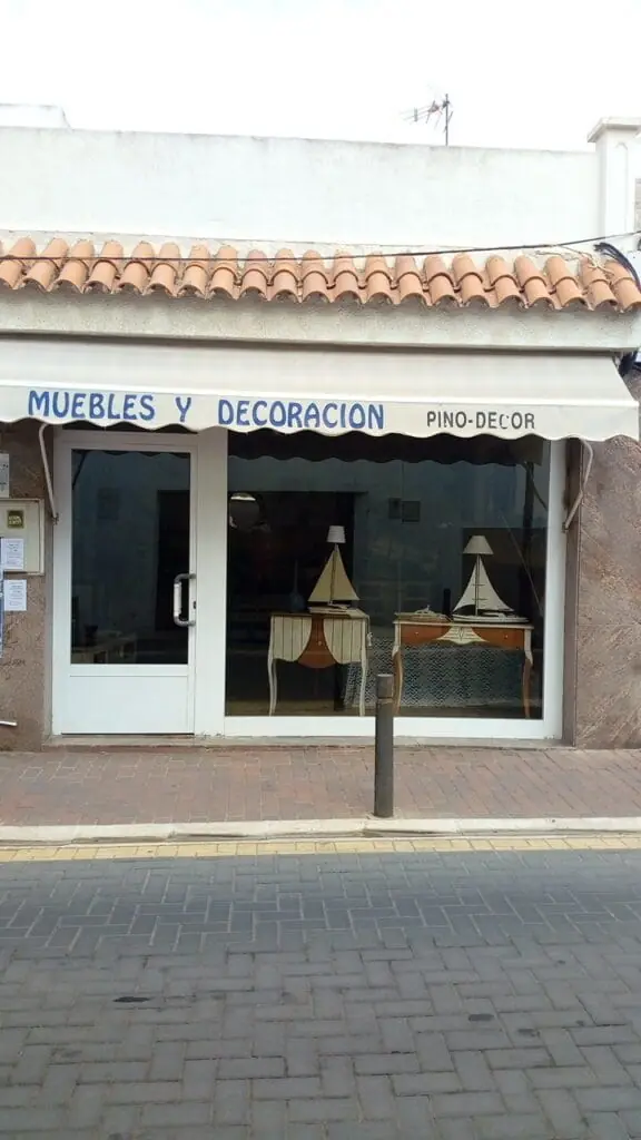 Fassade von Pino Decor in der Calle Marín, Cabo de Palos