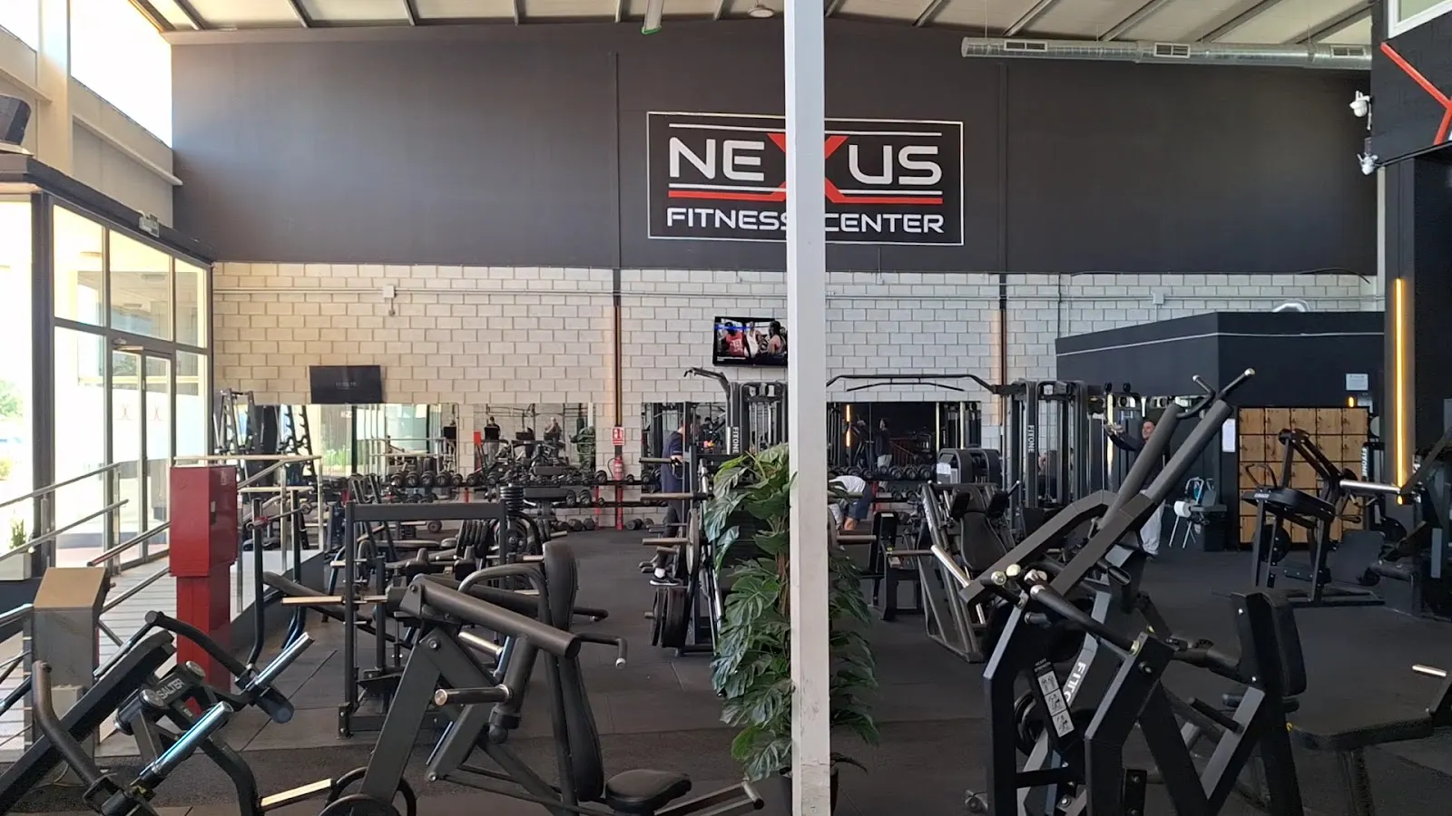 Fassade von Nexus Fitness Center im Gewerbegebiet von Los Belones
