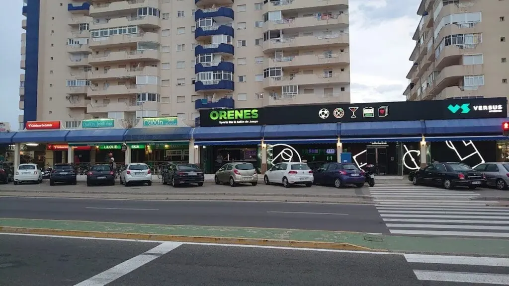 Großbildschirme der Orenes Sports Bar für Sportereignisse